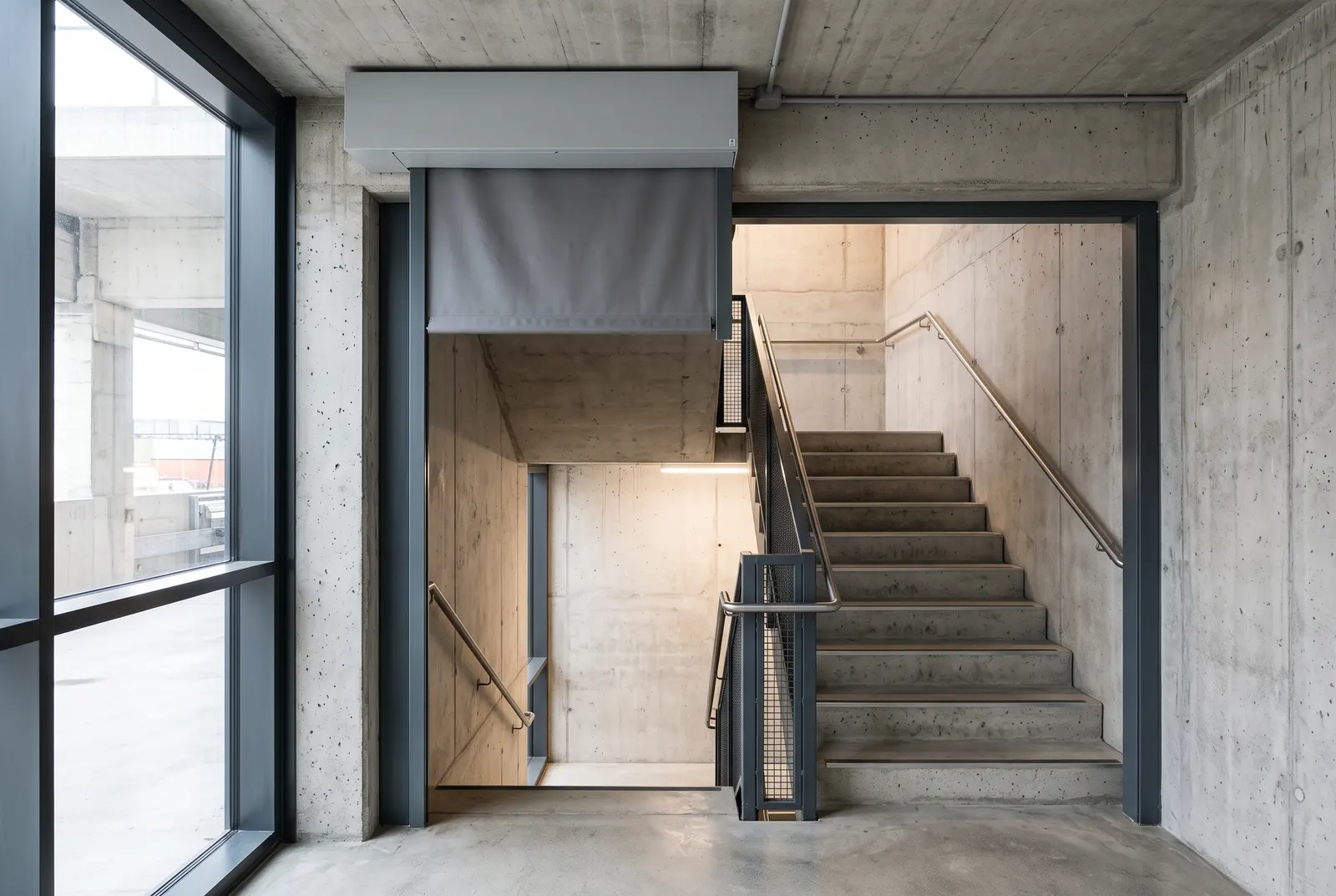 Brandwerend scherm boven de toegang van een trappenhuis in een utiliteitsgebouw